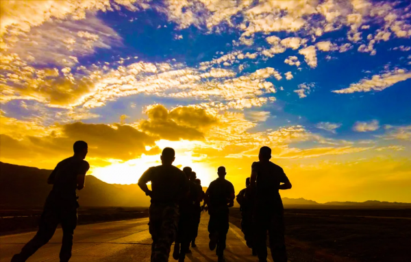 金秋塞外沙場，他們的剪影絕美