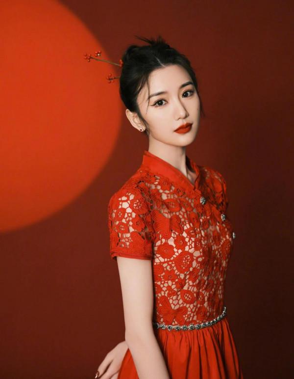 毛曉彤 紅色好適合她
