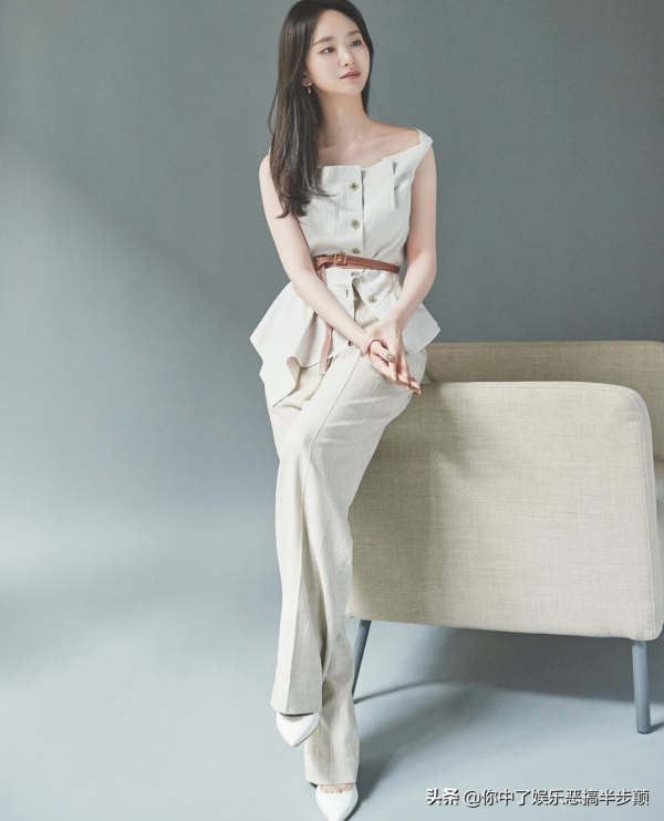 韓版《不能說的秘密》公開宣傳照，都敬秀元真兒微笑對視好甜蜜