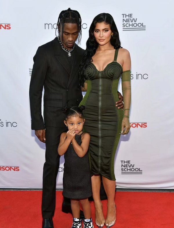 凱莉·詹娜久違秀孕肚，顏值不減反增仍是在逃公主，迴歸名媛本色