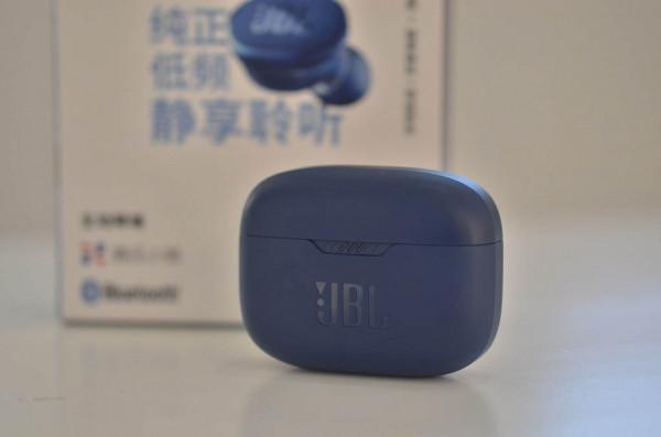 JBL新款主動降噪真無線TUNE 130NC，時尚、好用、價格也很親民