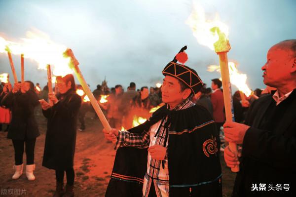 彝族也有文字,與甲骨文相似,或在遠古借鑑其他部落符號而來 彝族也有文字,與甲骨文相似,或在遠古借鑑其他部落符號而來