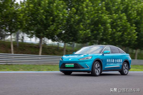 最大扭矩720牛·米 4.2秒破百 賽道試駕極狐阿爾法S 最大扭矩720牛·米 4.2秒破百 賽道試駕極狐阿爾法S