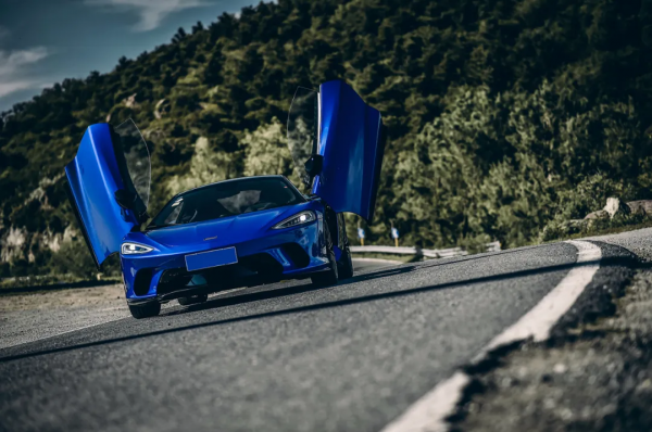 這輛跑車帶給我的全新認知，居然是豪華、舒適和足夠便宜