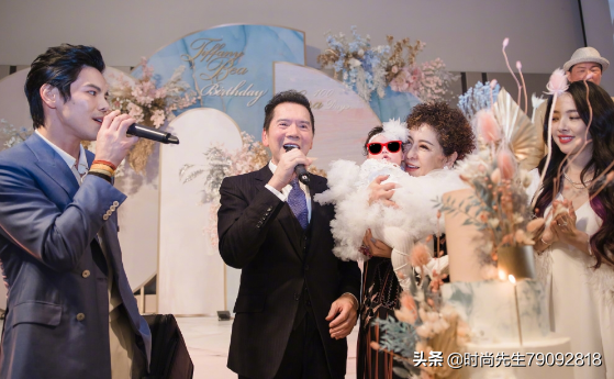 網友偶遇向華強夫婦，身穿香奈兒套裝太拉風，向太被吐槽像大媽