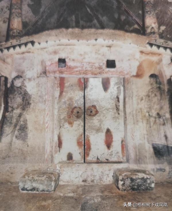 盜墓者在深山老林發現貴族大墓，墓主僅14歲，壁上一行字暴露身份