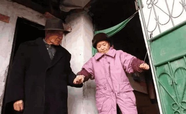 川軍排長新婚後失蹤,妻子苦尋60年,80歲再婚時才知他是枕邊人 川軍排長新婚後失蹤,妻子苦尋60年,80歲再婚時才知他是枕邊人