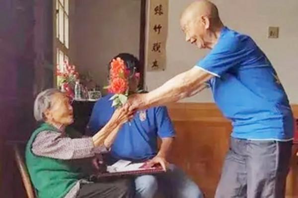 分別73年後，女兵終於見到丈夫照片，一眼認出哭得像個小孩