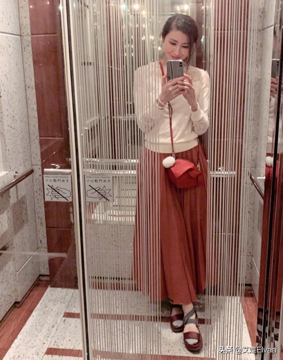 李嘉欣出院後首次露面！穿背心短裙捧蛋糕慶祝，臉色蒼白強顏歡笑