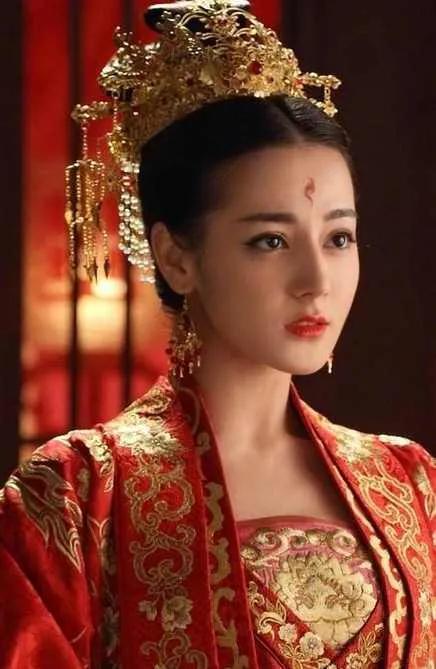 盤點那些戴鳳冠霞帔,絕色美人,有你喜歡的嗎 盤點那些戴鳳冠霞帔,絕色美人,有你喜歡的嗎