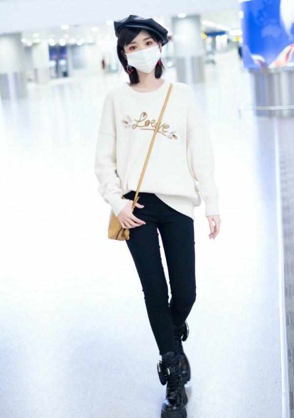 毛曉彤穿搭真養眼，穿露肩毛衣配高腰裙，163身高比例不輸超模