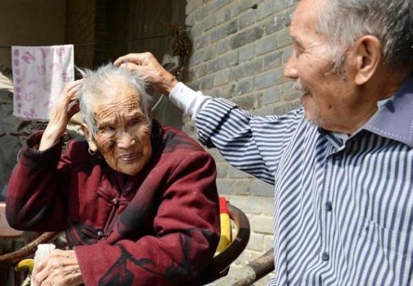 老漢過完80大壽，說自己丟了件東西，五個兒女含淚說：爸你真傻呀