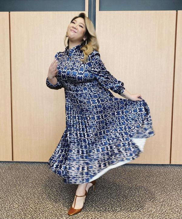 鄭欣宜的顯瘦穿搭又成功了,真空穿西裝繫腰帶,配闊腿褲更顯腿長 鄭欣宜的顯瘦穿搭又成功了,真空穿西裝繫腰帶,配闊腿褲更顯腿長