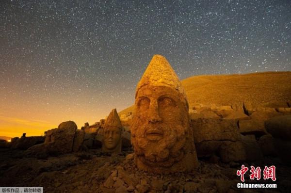 土耳其內姆魯特山星空璀璨 彷彿神秘異世界