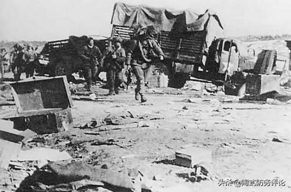 北極熊團被殲後，一美軍中校潛入戰場點數屍體，被我軍集體圍觀