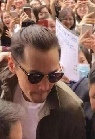 看到摘掉帽子的周渝民，我突然明白什麼叫“歲月是把剃頭刀”