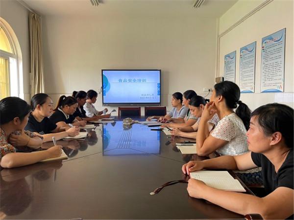 “美食”每刻 安全陪伴 “美食”每刻 安全陪伴