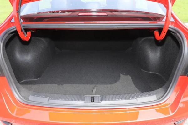 榮威i5著車靜止時後備廂左後側出現咚咚咚的聲音，怎麼回事？