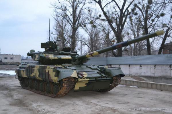 烏克蘭坦克部隊老態龍鍾！戰車撞上坦克，現場一聲巨響，險些翻車