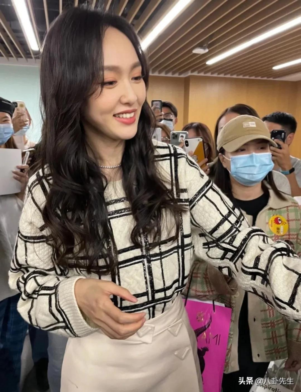 路人鏡頭下的女明星:劉詩詩唐嫣法令紋明顯,迪麗熱巴童瑤身材好 路人鏡頭下的女明星:劉詩詩唐嫣法令紋明顯,迪麗熱巴童瑤身材好