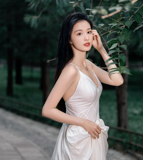 現代裝一般古裝卻美出天際，這些女星個頂個的好看，可就是紅不了