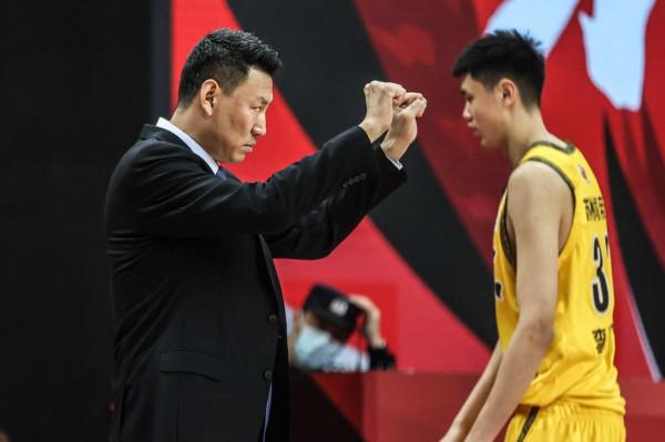 李楠一分鐘兩次神戰術 罰球罪人王仕鵬附體 解說員焦健說出關鍵問題