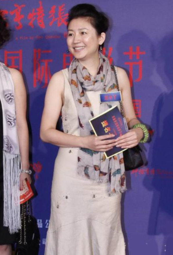 53歲王小丫素顏亮相，穿連衣裙配絲巾低調樸素，骨子裡透著知性美