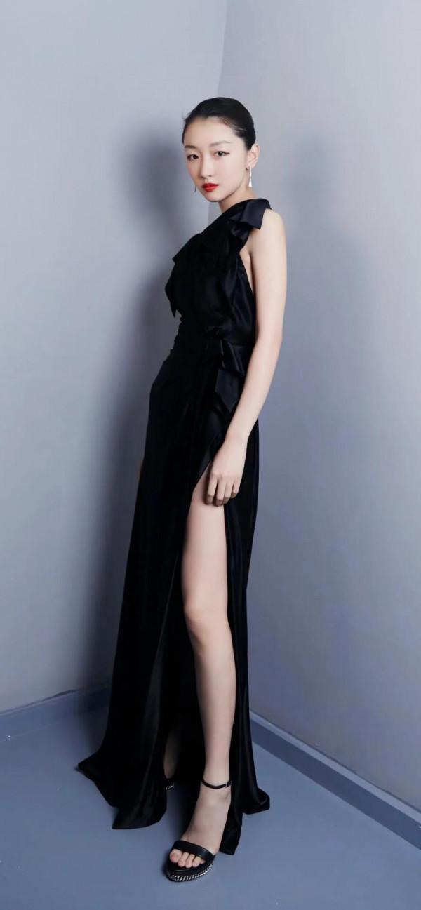 演員周冬雨寫真集