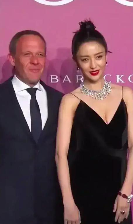 離婚後的佟麗婭越發自信，與外國佬談笑風生，資源不斷狂吸金