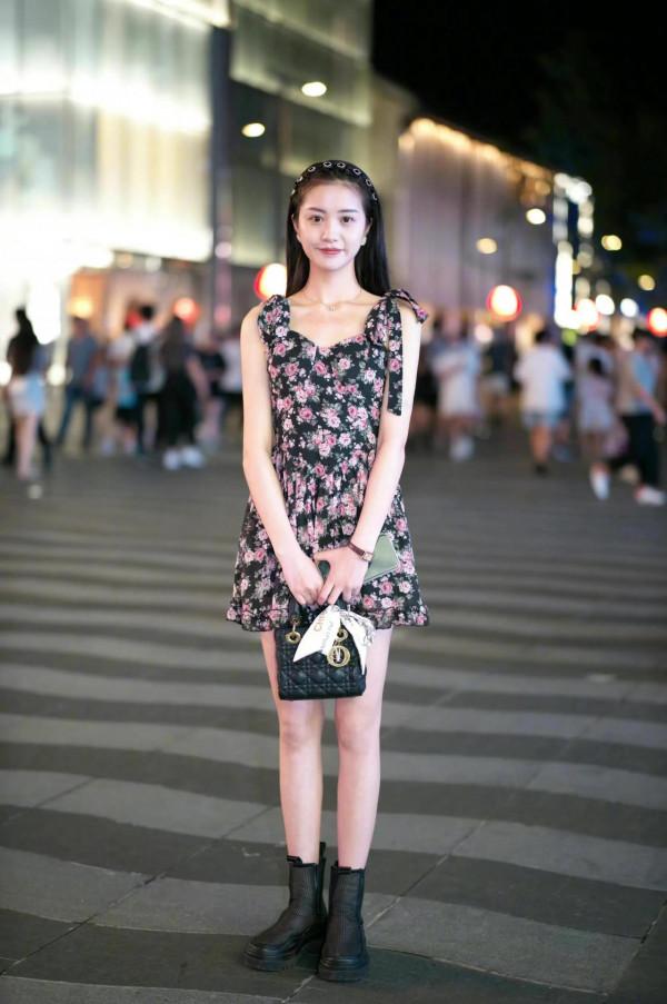 看街拍 學搭配：15組Dior 戴妃包穿搭示範 哪套最吸睛？