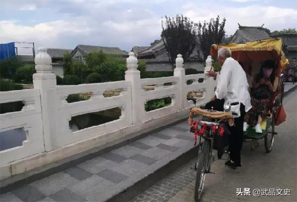 “清朝王爺”北京拉車38年，每小時收150元，稱：我就值這個價