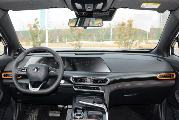 長安UNI-T的2&period;0T地表最強？緊湊級&plus;390牛&CenterDot;米的扭矩確實夠看