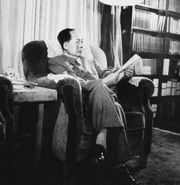 1959年，毛主席看到了他和母親唯一一張合影，沒有落淚也沒能說話