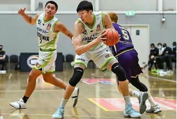 開出千萬合同與CBA搶人，周琦也成引援目標，這支香港球隊太豪了