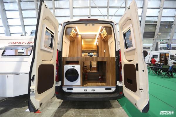標配48V鋰電系統的魯道爾V90房車,搭實木傢俱可選橫床和縱床佈局 標配48V鋰電系統的魯道爾V90房車,搭實木傢俱可選橫床和縱床佈局