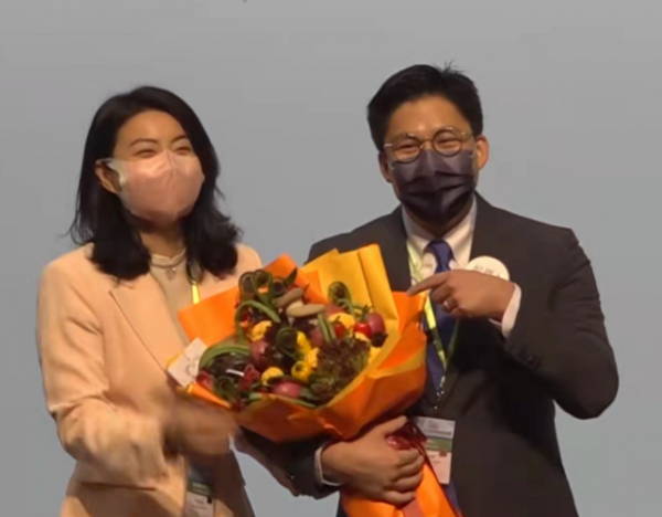 霍啟剛當選議員太有排面！郭晶晶穿西裝送花好恩愛，氣質變化太大