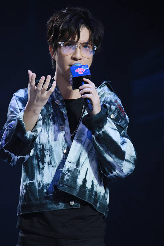 薛之謙和李易峰撞衫了！同款牛仔服，你們覺得誰更帥氣？