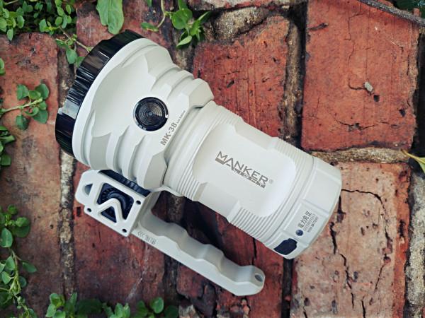 自帶風扇的漫客MK38手電很科幻，開啟照的又亮又遠又長久