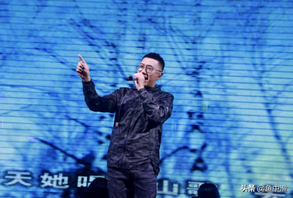 靠《兩隻蝴蝶》狂賺2億,敢跟劉德華拼人氣,龐龍終究毀於口水歌 靠《兩隻蝴蝶》狂賺2億,敢跟劉德華拼人氣,龐龍終究毀於口水歌