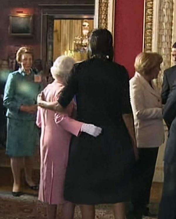 米歇爾魅力大：12年前摟著英女王觸犯王室禁忌，女王卻對她笑呵呵