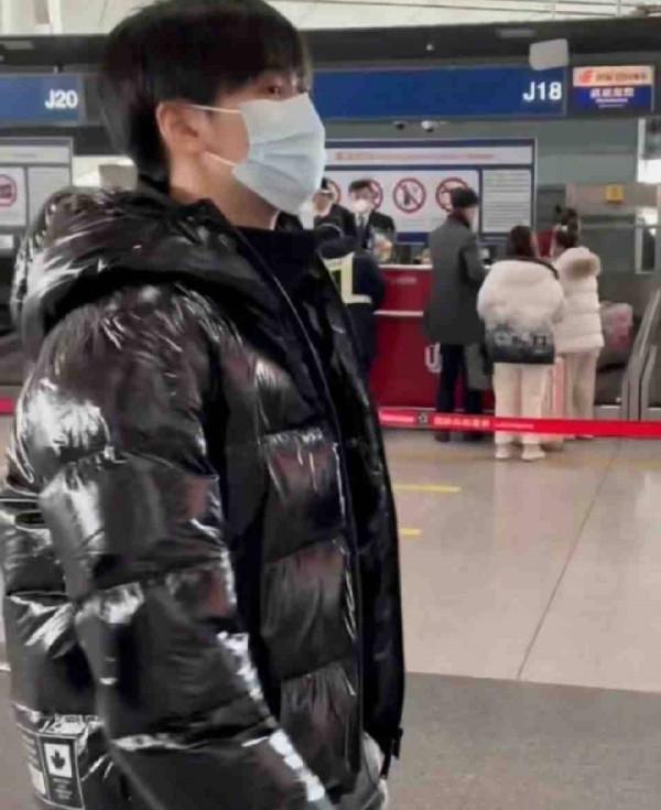 張子楓多次暗秀恩愛&excl;男方機場黑臉&comma;國民妹妹和塌房愛豆戀愛口碑跌