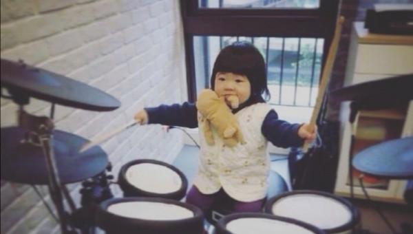 曹格11歲女兒整容式長大，穿吊帶裙小露香肩，化濃妝顯成熟