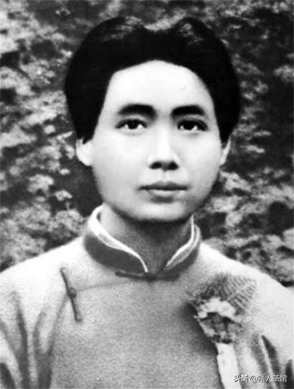 家宴上，毛主席抓著老人的手，對江青和大家說：你們知道他是誰嗎