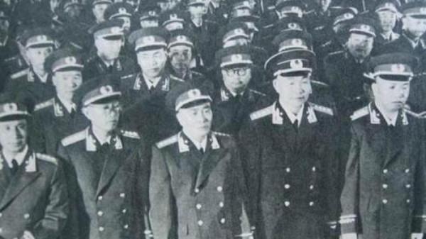 1955年他只是個軍長,主動要求被授予中將軍銜,主席:必須是上將 1955年他只是個軍長,主動要求被授予中將軍銜,主席:必須是上將