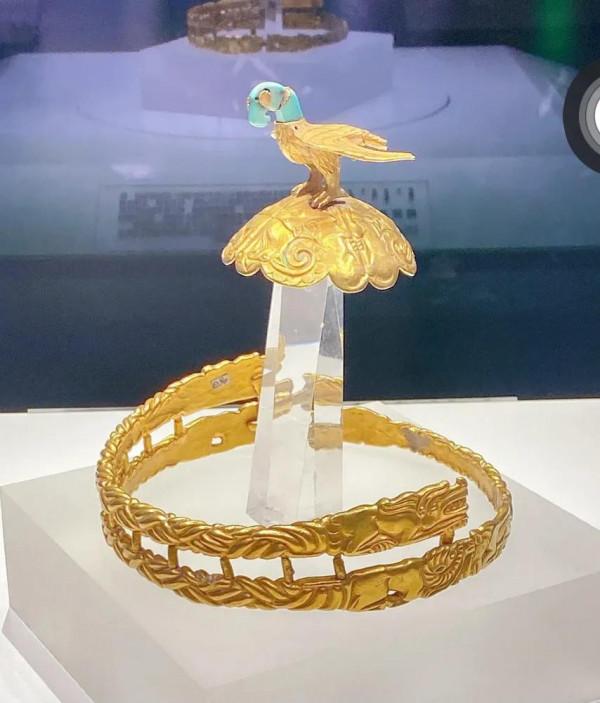 鄂爾多斯76歲牧民，撿到2000年前的金冠，重1400克，全國只有一個