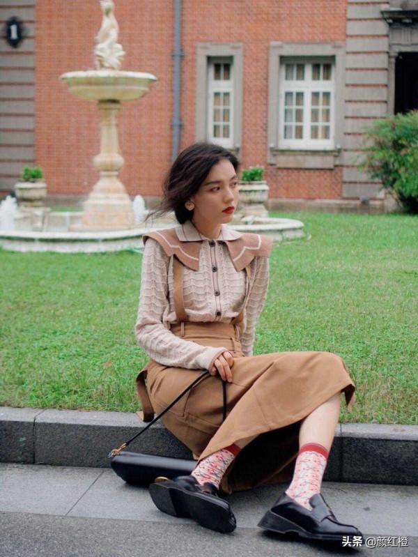 冬天不想露腳踝可以選擇高筒襪，學會這些選款小技巧，保暖又時髦