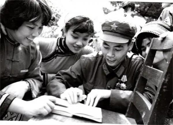 對越反擊戰：“黃繼光式的戰鬥英雄”楊朝芬，轉業後怎麼樣了？