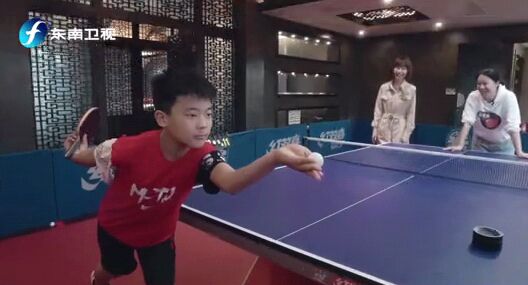 乒乓球基因強大，王楠兒子學伊藤美誠發球太像了！球迷：學到靈魂