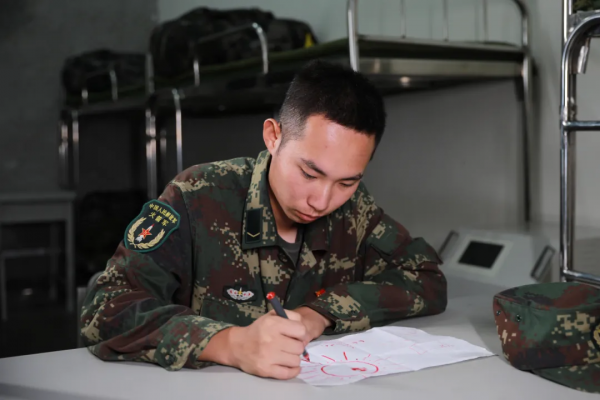 “龍宮”深處,官兵們最大的渴望就是見一見太陽 “龍宮”深處,官兵們最大的渴望就是見一見太陽