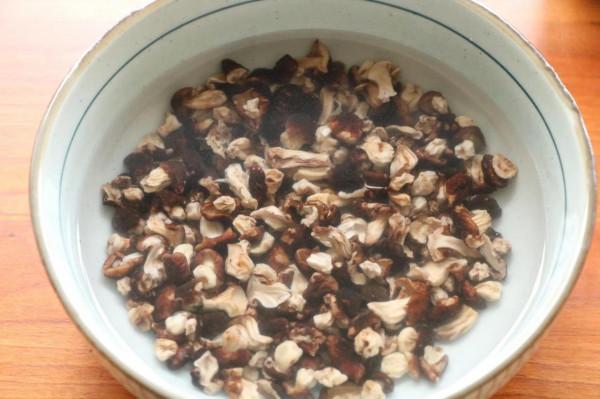 雞腿肉燉胡蘿蔔蘑菇，秋季可以常吃的家常菜，營養豐富，食材簡單